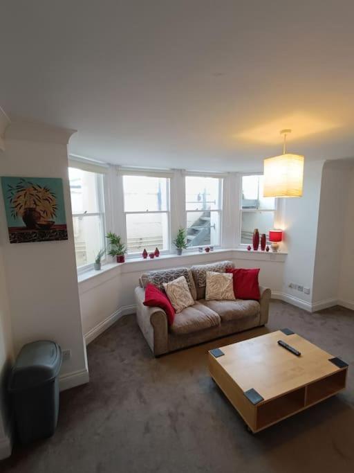 Seafront Apartment In イーストボーン エクステリア 写真